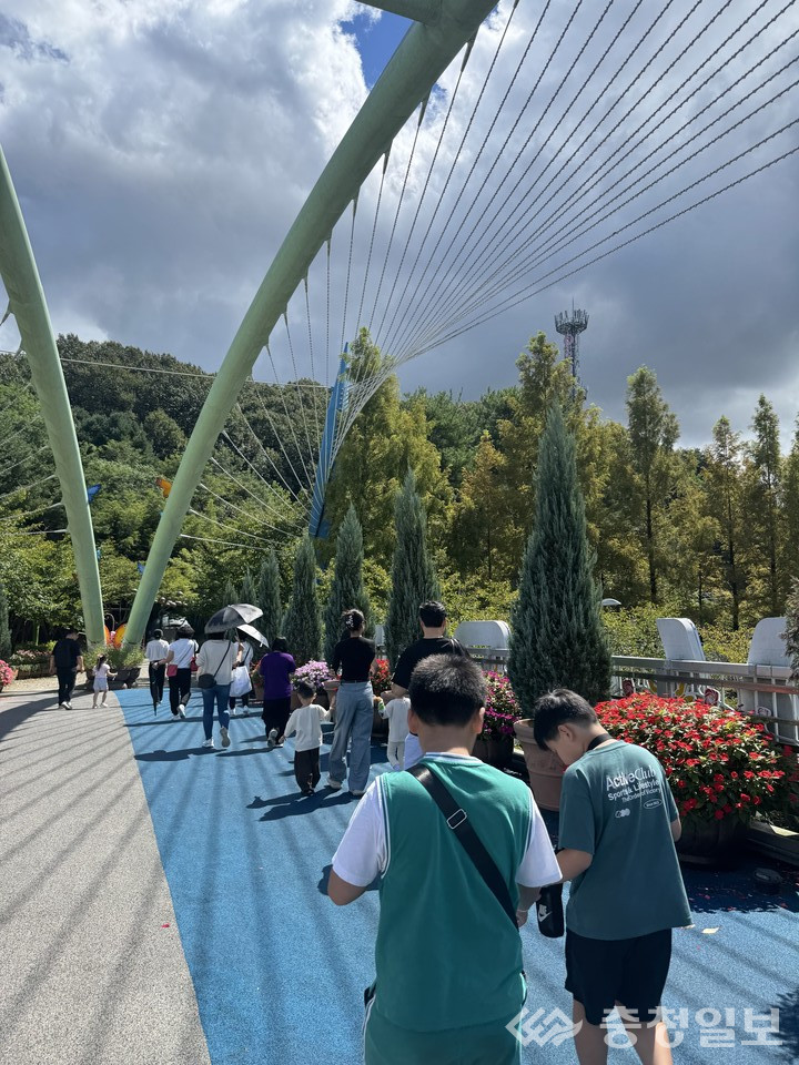 ▲ ‘다문화가정 힐링데이’ 행사에 참여한 가족들이 오월드에서 산책을 즐기며 화창한 가을 햇살 속 특별한 하루를 보내고 있다