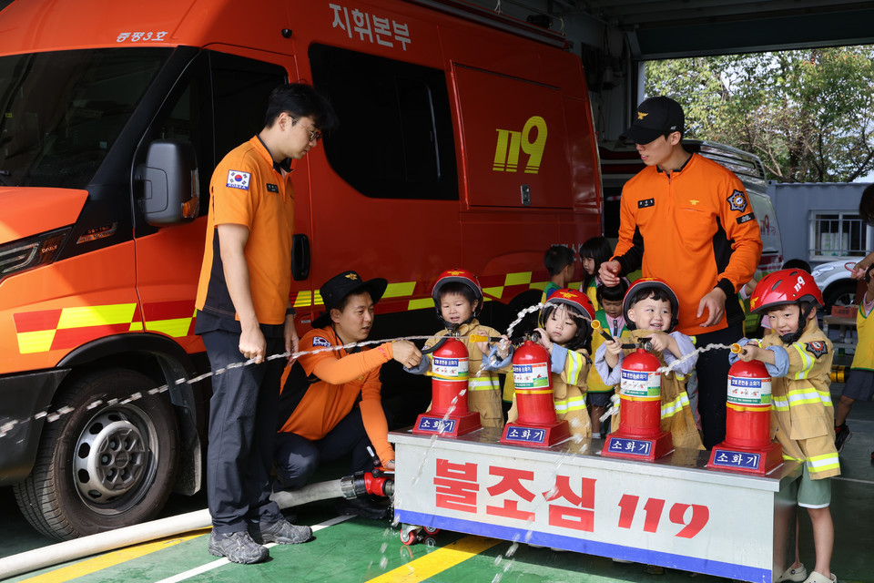 ▲ 충북 증평소방서는 15일 오전 소방서 차고와 대회의실에서 우주어린이집 원아들을 대상으로 소방안전 체험 및 견학 프로그램을 실시했다.
