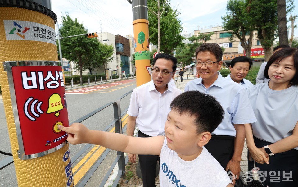 ▲ 박희조 동구청장이 어린이보호구역 내 신규 안전시설 설치 현장을 점검하고 있다