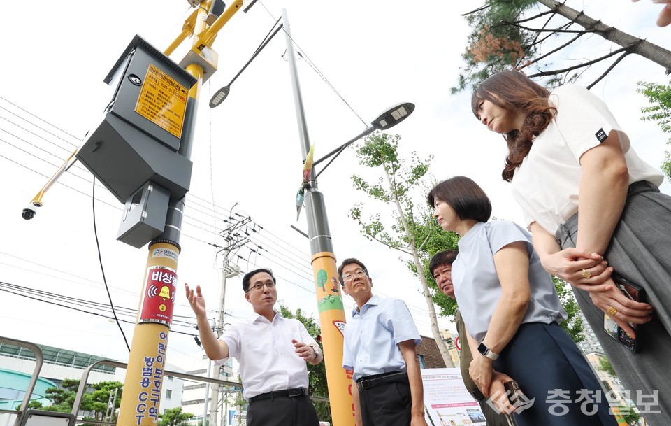 ▲ 좌측 첫 번째 박희조 동구청장이 어린이보호구역 내 신규 안전시설 설치 현장을 점검하고 있다