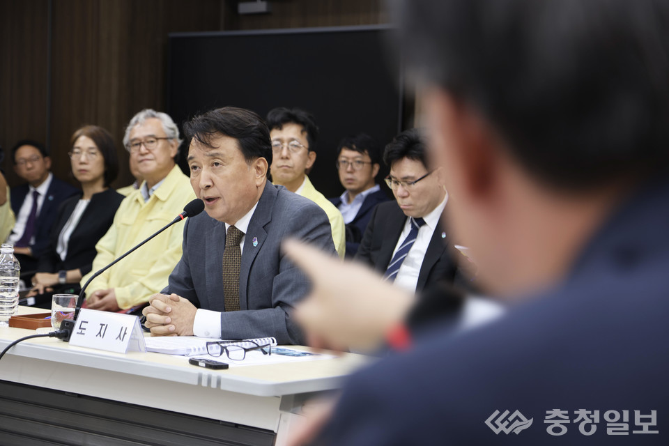 15일 충북 청주시 상당구 충북도의회에서 열린 국회 행정안전위원회의 '오송 지하차도 참사 진상규명 및 재발 방지 대책 마련 국정조사'에서 김영환 충북지사가 의원들의 질문에 답변하고 있다. 