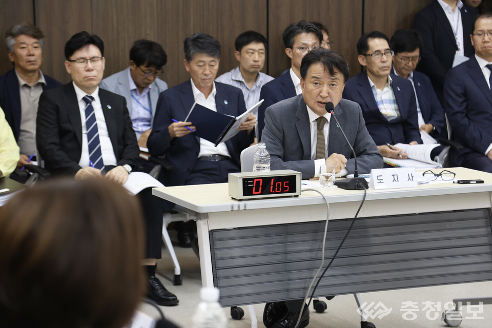 15일 충북 청주시 상당구 충북도의회에서 열린 국회 행정안전위원회의 '오송 지하차도 참사 진상규명 및 재발 방지 대책 마련 국정조사'에서 김영환 충북지사가 의원들의 질문에 답변하고 있다. 