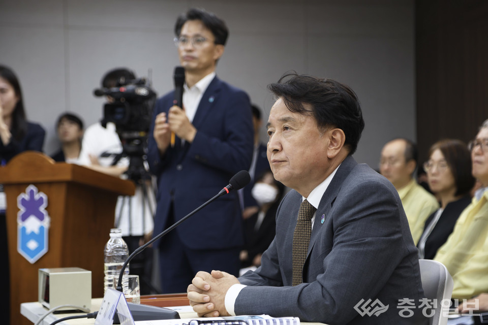 15일 충북 청주시 상당구 충북도의회에서 열린 국회 행정안전위원회의 '오송 지하차도 참사 진상규명 및 재발 방지 대책 마련 국정조사'에서 김영환 충북지사가 의원들의 질문에 답변하고 있다. 