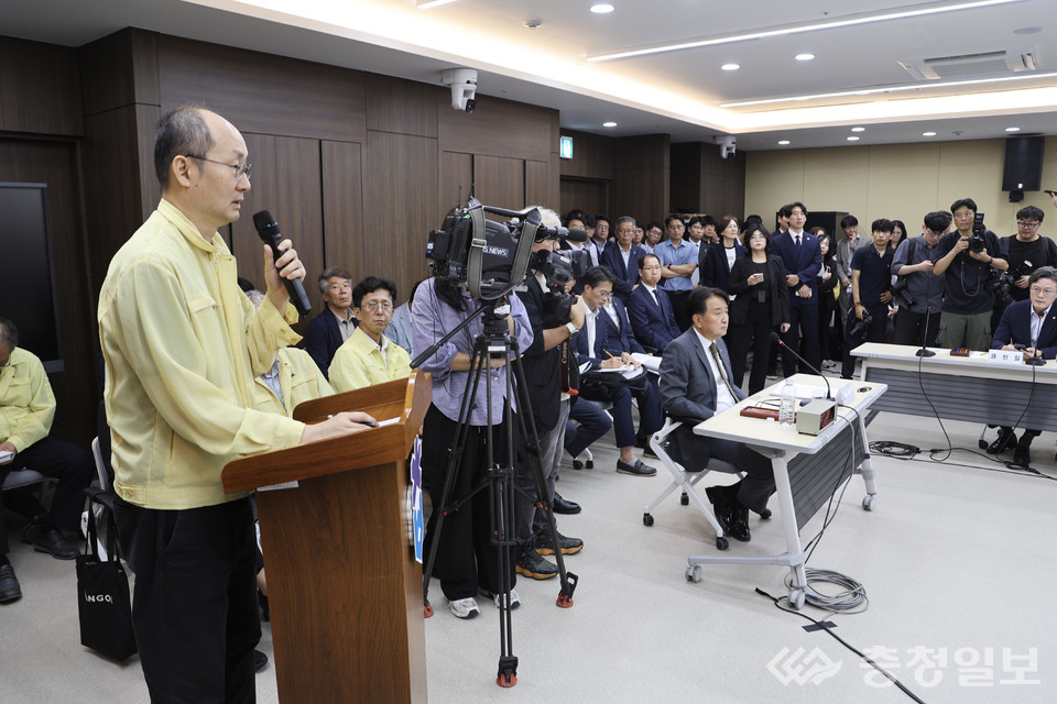 15일 충북 청주시 상당구 충북도의회에서 열린 국회 행정안전위원회의 '오송 지하차도 참사 진상규명 및 재발 방지 대책 마련 국정조사'에서 김영환 충북지사가 의원들의 질문에 답변하고 있다. 