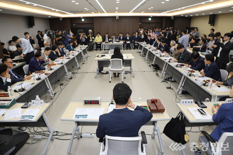 15일 충북 청주시 상당구 충북도의회에서 열린 국회 행정안전위원회의 '오송 지하차도 참사 진상규명 및 재발 방지 대책 마련 국정조사'에서 김영환 충북지사가 의원들의 질문에 답변하고 있다. 