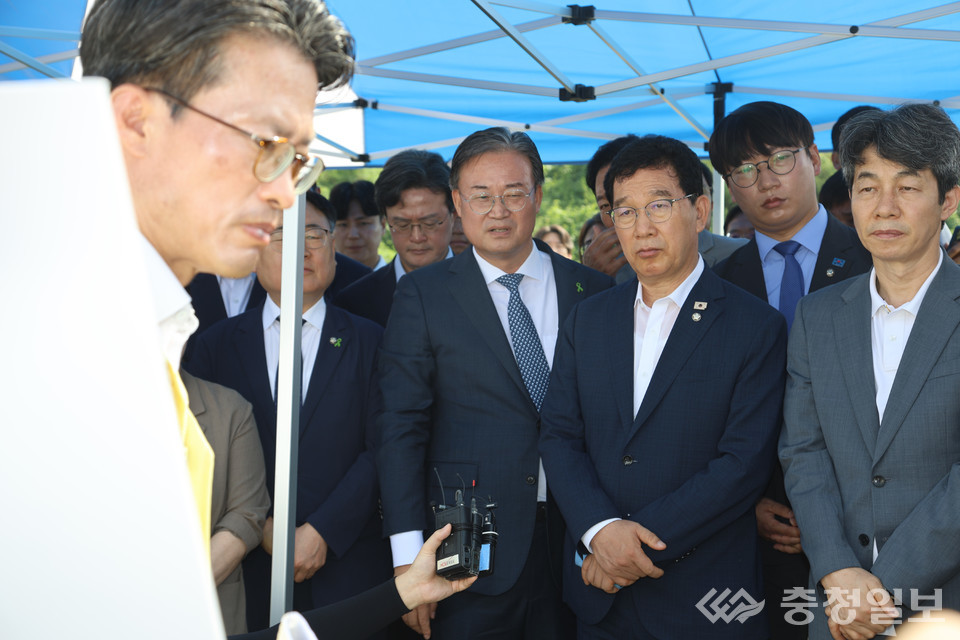 15일 충북 청주시 오송읍 궁평2지하차도를 찾은 국회 행정안전위원회가 현장조사를 진행하고 있다. 