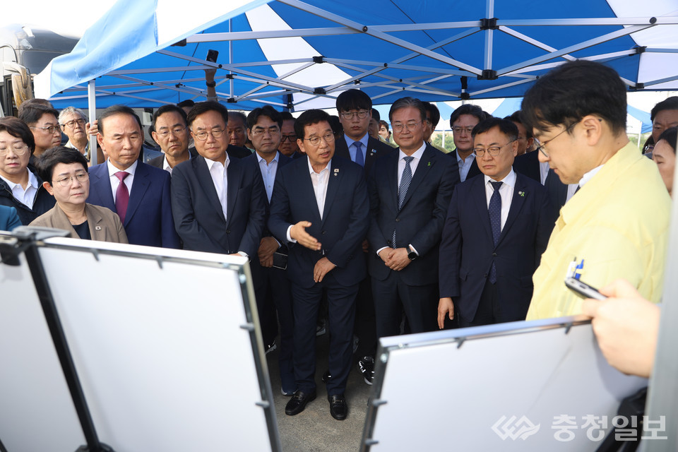 15일 충북 청주시 오송읍 궁평2지하차도를 찾은 국회 행정안전위원회가 현장조사를 진행하고 있다. 