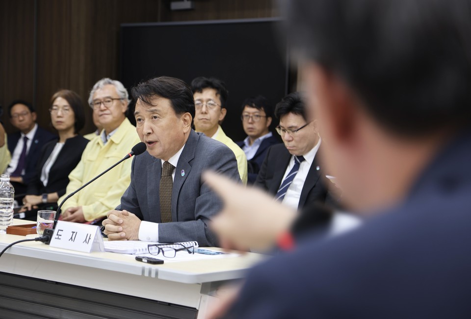 ▲ 15일 충북도의회 다목적회의실에서 열린 국회 행정안전위원회의 '오송 지하차도 참사 진상규명 및 재발 방지 대책 마련 국정조사'에서 김영환 충북지사가 의원들의 질문에 답변하고 있다. /이나라기자