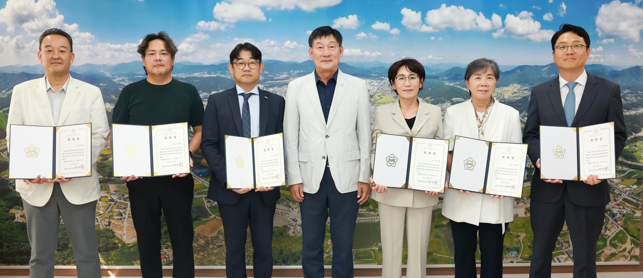 ▲ 15일 박영기 제천시의장(가운데)이 위촉된 행동강령운영자문위원들과 사진촬영을 하고 있다. 사진=제천시의회제공