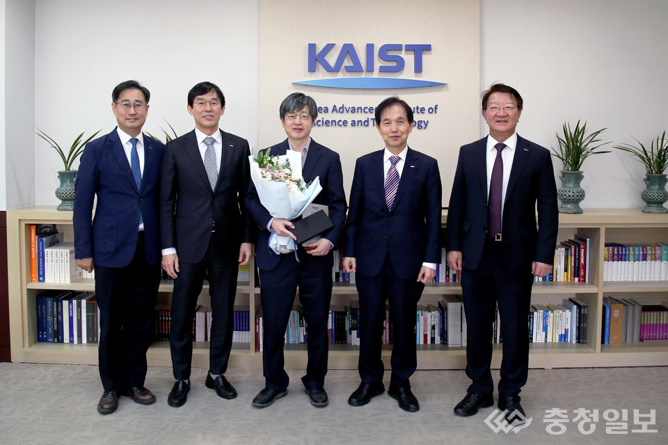 ▲ 왼쪽부터 김대수 생명과학기술대학장,이균민 교학부총장, 김진수 교수, 이광형 총장, 이상엽 연구부총장