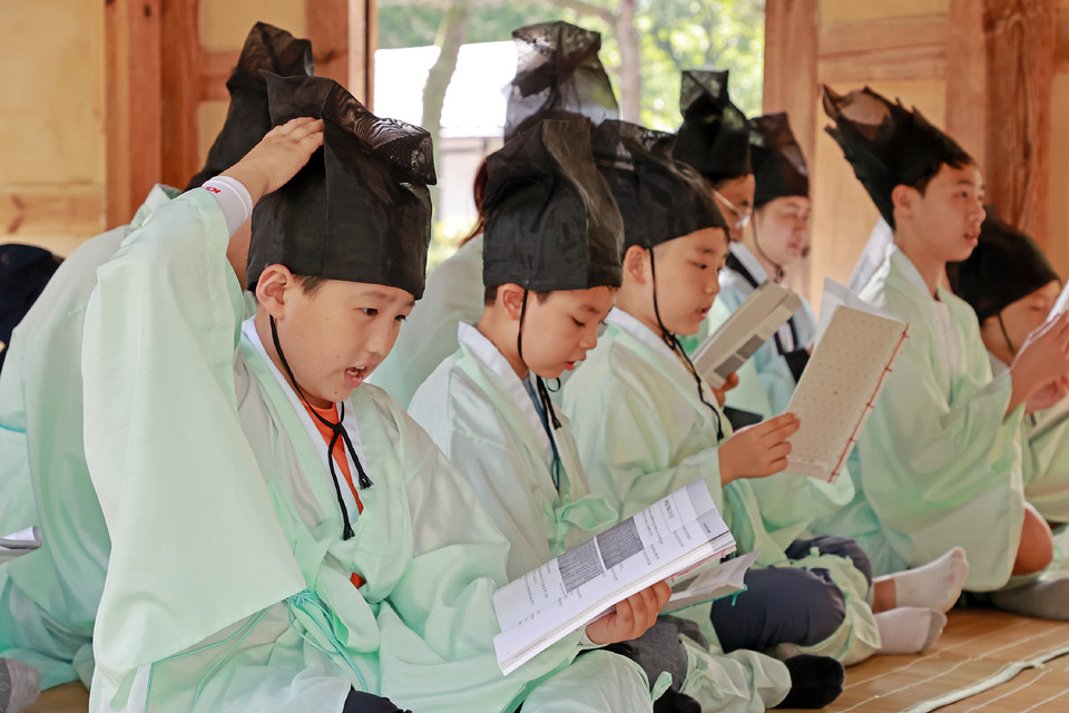 ▲ 충북 괴산군 화양서원에서 아이들이 '선비체험'행사에 참여했다.