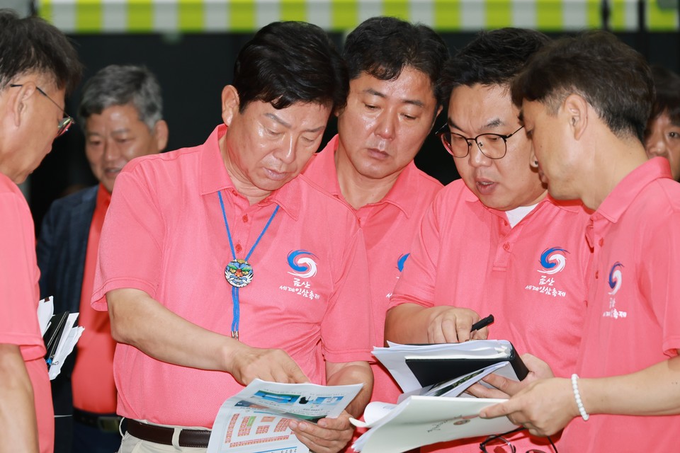 ▲ 박범인 군수(왼쪽 세 번째)가 15일 금산세계인삼축제 현장에서 최종 점검을 진행하고 있다./금산군 제공