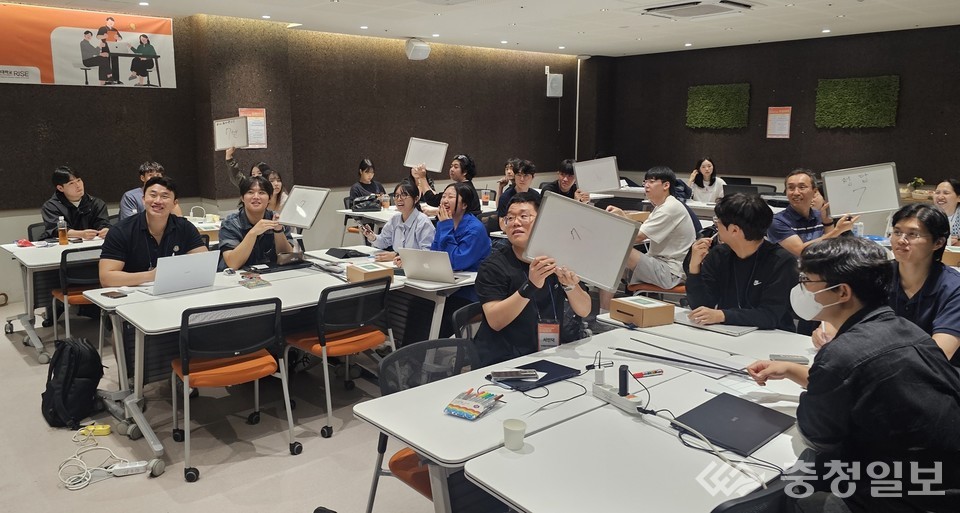 ▲ 지난 12~13일 충북 증평군 벨포레리조트에서 열린 ‘2025 펜 아트톤(PEN ARTTHON) 창업캠프’에서 목원대 학생과 관계자 등이 활동하는 모습