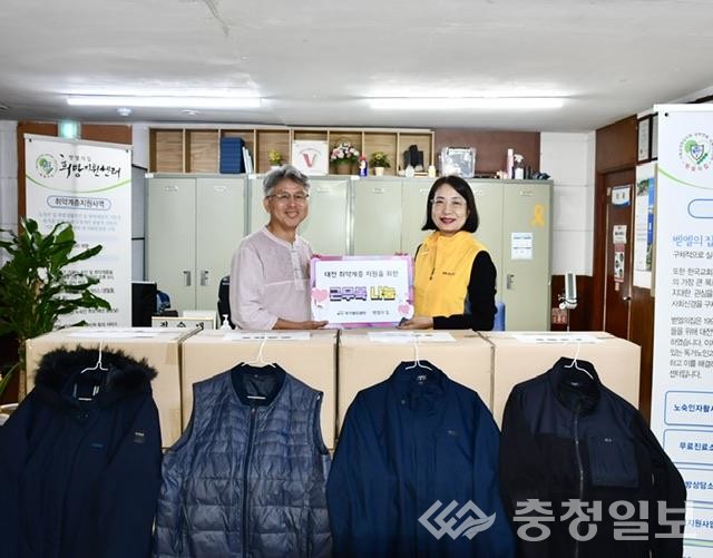 ▲ 이성연 국가철도공단 총무부장(오른쪽)이 벧엘의집 원용철 담당목사에게 근무복을 전달하고 있다