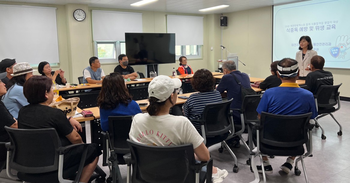 ▲ 16일 제천국제한방엑스포 조직위가 엑스포 행사장 식음판매시설 운영업체를 대상으로 식품위생 및 감염병 예방 교육을 진행하고 있다. 사진=제천시제공