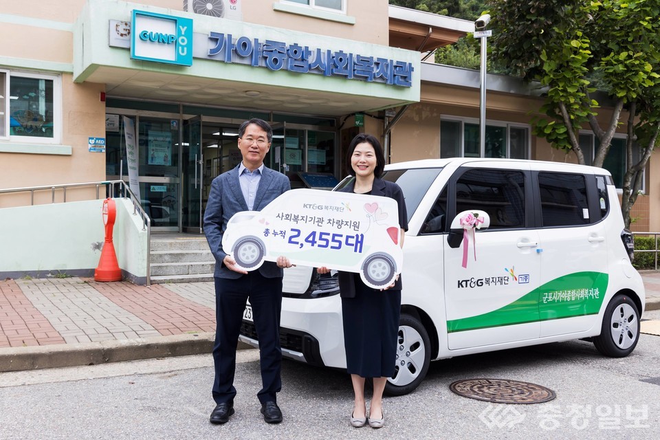 ▲ KT&G복지재단이 지역 사회복지활동 지원을 위해 경차 150대를 지원하는 ‘2025 사회복지기관 차량 전달식’을 열었다. 사진은 지난 16일 임선준 KT&G복지재단 사무처장(왼쪽)이 이은아 군포시가야종합사회복지관 관장과 함께 차량 전달식을 갖고 있다