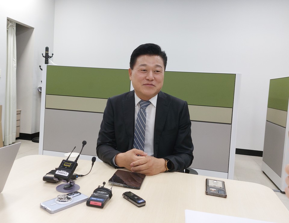 ▲ 신용한 대통령 직속 지방시대위원회 부위원장이 17일 충북도청 기자실을 찾아 간담회를 하고 있다. /배명식기자