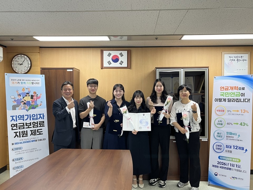 ▲ 복지부장관상을 수상한 김현정 주임(왼쪽 네 번째)과 이사장 표창을 받은 동청주지사 직원들이 고객만족을 다짐하며 함께 기념촬영을 하고 있다.