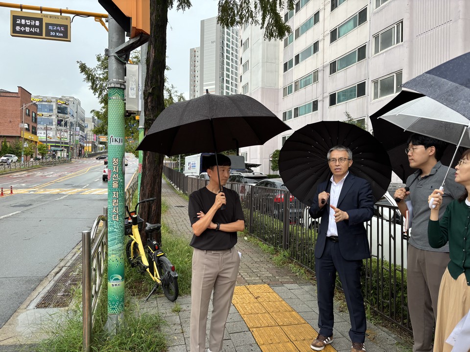 ▲ 충북지방조달청 관계자들이 청주 산성초등학교 앞에 설치된 융복합안내전광판시스템을 점검하고 있다. 해당 제품은 영상 기반 교통안전 시스템으로, 어린이 보호구역 내 사고 예방에 활용되고 있다.