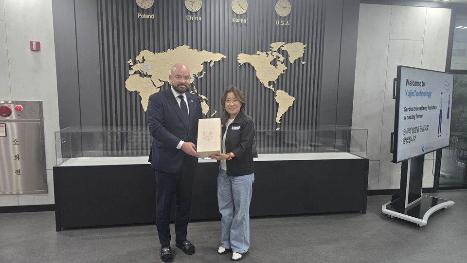 청주시의 국제우호협력도시인 폴란드 브로츠와프시의 야첵 수트릭(Jacek Sutryk) 시장과 야쿱 마주르(Jakub Mazur) 부시장을 비롯한 공식 사절단이 17일 청주시 흥덕구 ㈜유진테크놀로지 본사를 방문했다.