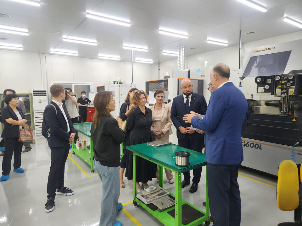 청주시의 국제우호협력도시인 폴란드 브로츠와프시의 야첵 수트릭(Jacek Sutryk) 시장과 야쿱 마주르(Jakub Mazur) 부시장을 비롯한 공식 사절단이 17일 청주시 흥덕구 ㈜유진테크놀로지 본사를 방문했다.