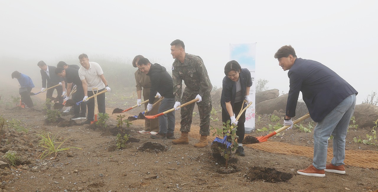 ▲ 18일 소백산국립공원북부사무소와 지역 유관기관이 제2연화봉 일원에서 철쭉나무 등을 심고 있다. 사진=소백산국립공원제공
