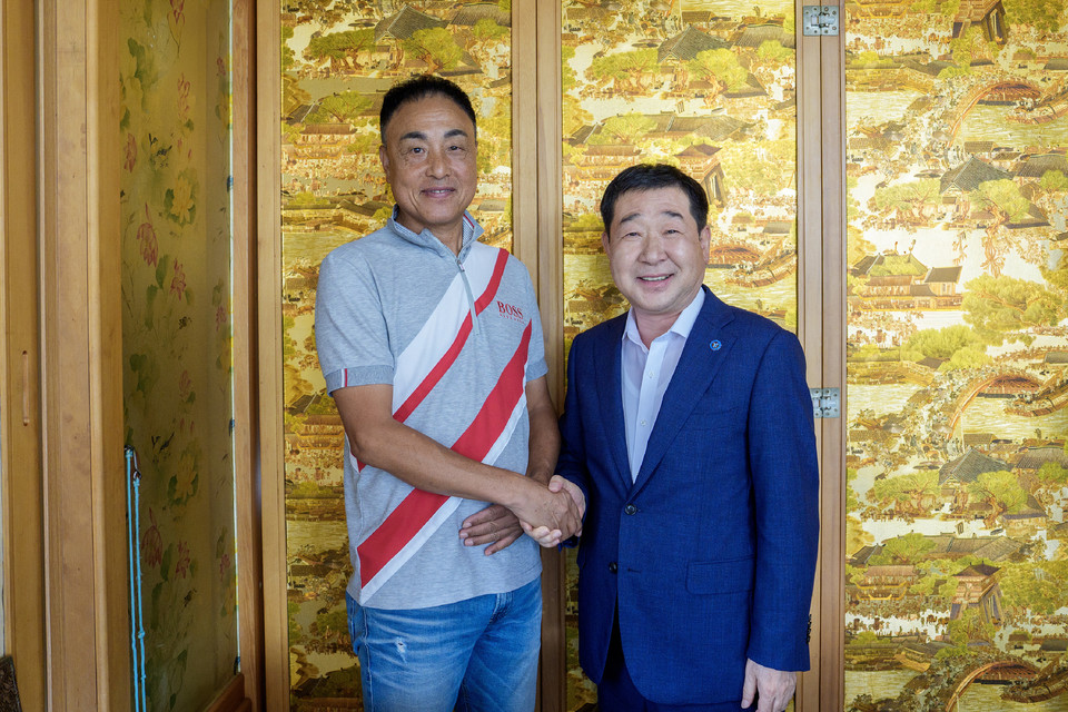 ▲ 한국 프로야구 통산 210승을 기록한 송진우(왼쪽) 전 선수가 지난 18일 증평을 방문해 지역 야구 발전과 유소년 육성 방안을 논의했다.