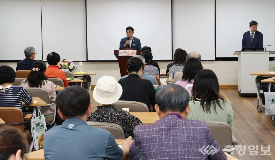 ▲ 시민대학 개강. 이응우 계룡시장이 인사말을 하고 있다