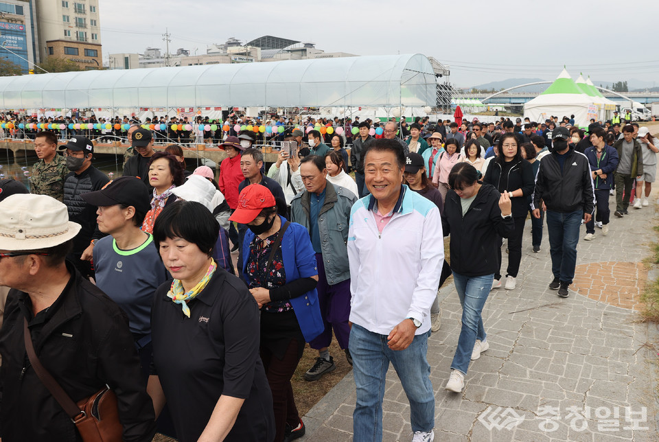 ▲  '2025 생거진천사랑 군민 걷기 한마당'이 오는 28일 충북 진천군 진천읍 백곡천 둔치 일원에서 열린다. 사진은 지난해 걷기 한마당 모습.