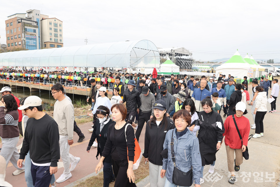 ▲  '2025 생거진천사랑 군민 걷기 한마당'이 오는 28일 충북 진천군 진천읍 백곡천 둔치 일원에서 열린다. 사진은 지난해 걷기 한마당 모습.