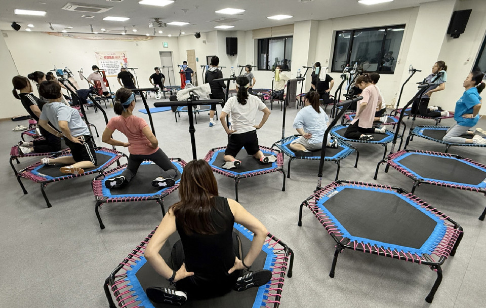 ▲ 18일 태안군보건의료원 내 어르신건강센터 강당에서 진행된 ‘점핑 다이어트’ 프로그램 모습