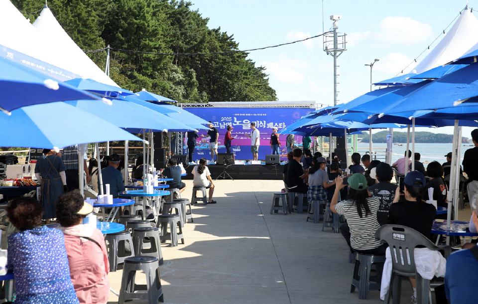 ▲ 20~21일 고남면 가경주항 일원에서 열린 ‘2025년 고남면 노을 미식페스타’ 모습.