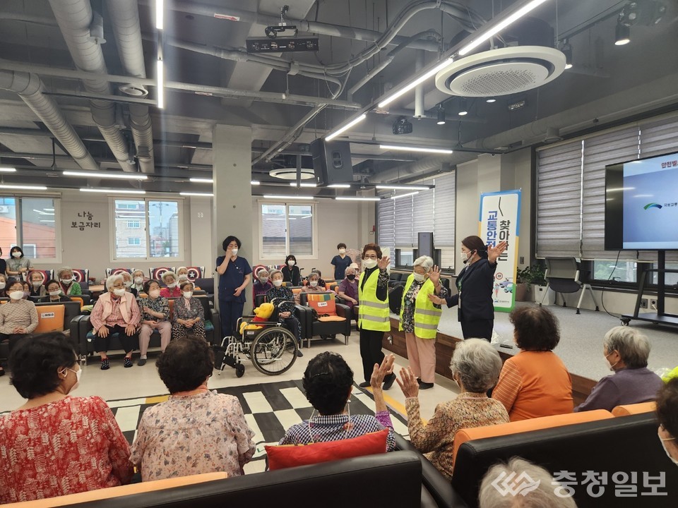 ▲ 대전교통공사 교통문화연수원 소속직원 이정숙씨는 시민 교통안전 인식 개선을 위한 현장안전교육으로 시민 호응을 얻고 있다.