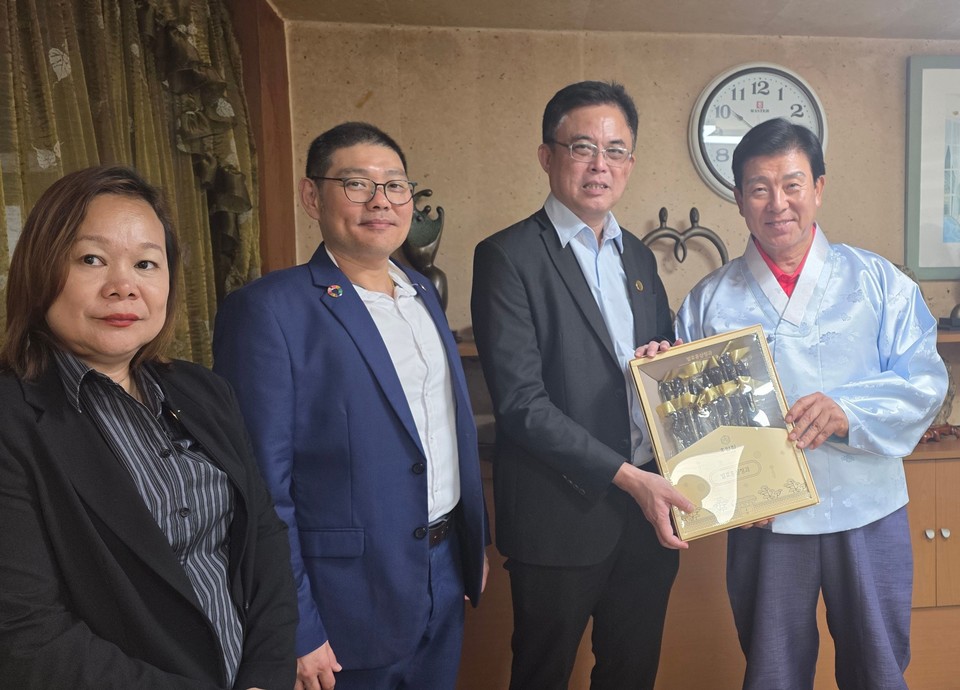 ▲ 박범인 금산군수(오른쪽)가 말레이시아 파다완시 대표단에게 홍삼 선물을 전달하고 있다./금산군 제공