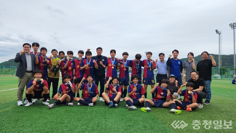 ▲ 21회 대전광역시교육감배 학교스포츠클럽 축구대회 남중부 경기에서 우승한 대전동산중학교 동산FC 선수단이 금메달을 목에 걸고 지도진·교직원과 함께 환한 웃음을 지으며 포즈를 취하고 있다.