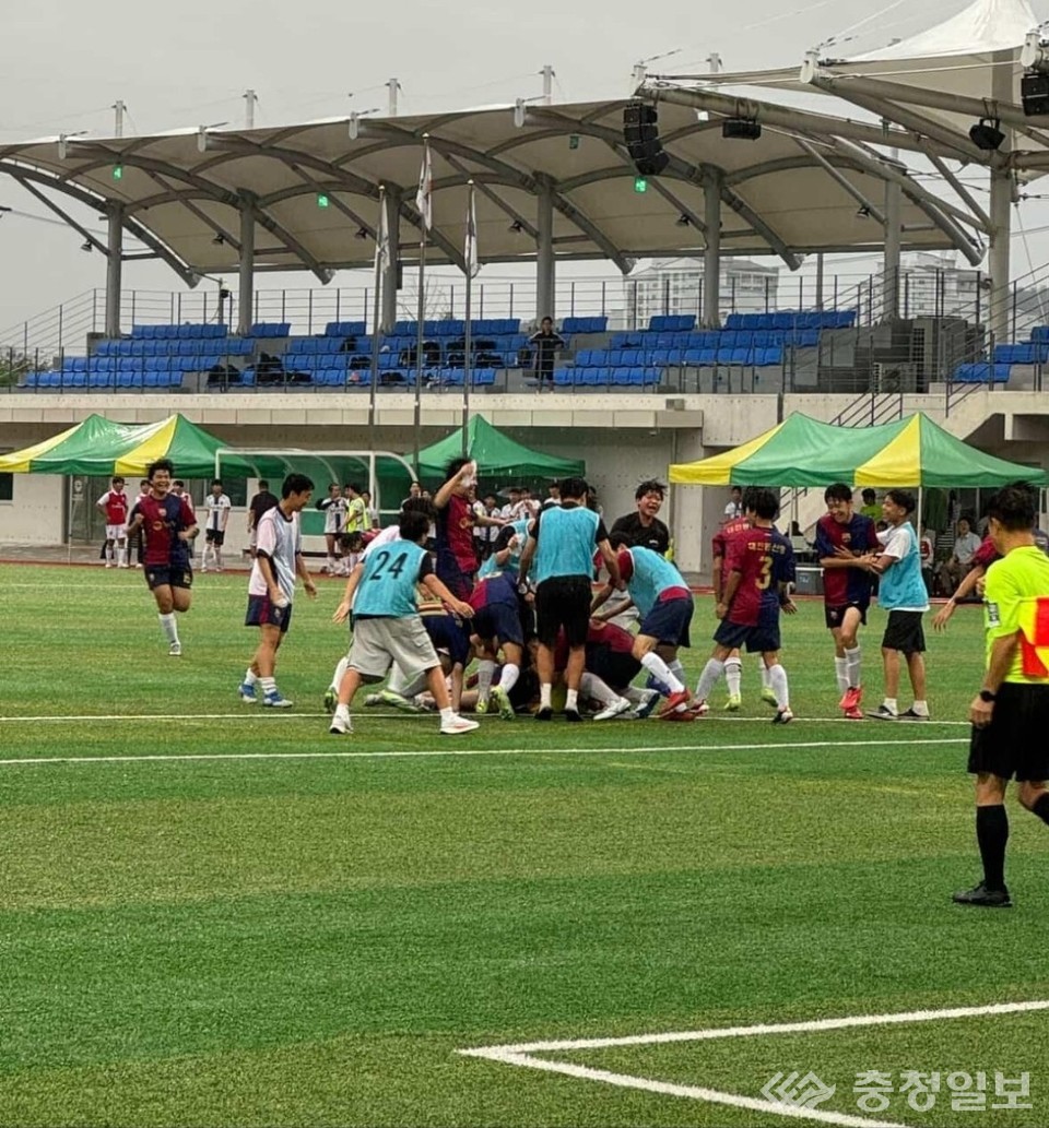 ▲ 결승전에서 우승을 확정한 대전동산중학교 동산FC 선수들이 그라운드에서 서로 부둥켜안으며 환호하고 있다. 승리의 기쁨이 운동장 가득 퍼지고 있다
