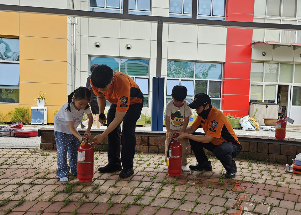 ▲ 태안유치원은 지난 19일 원아와 교직원 대상으로 태안소방서와 합동소방훈련을 실시했다.