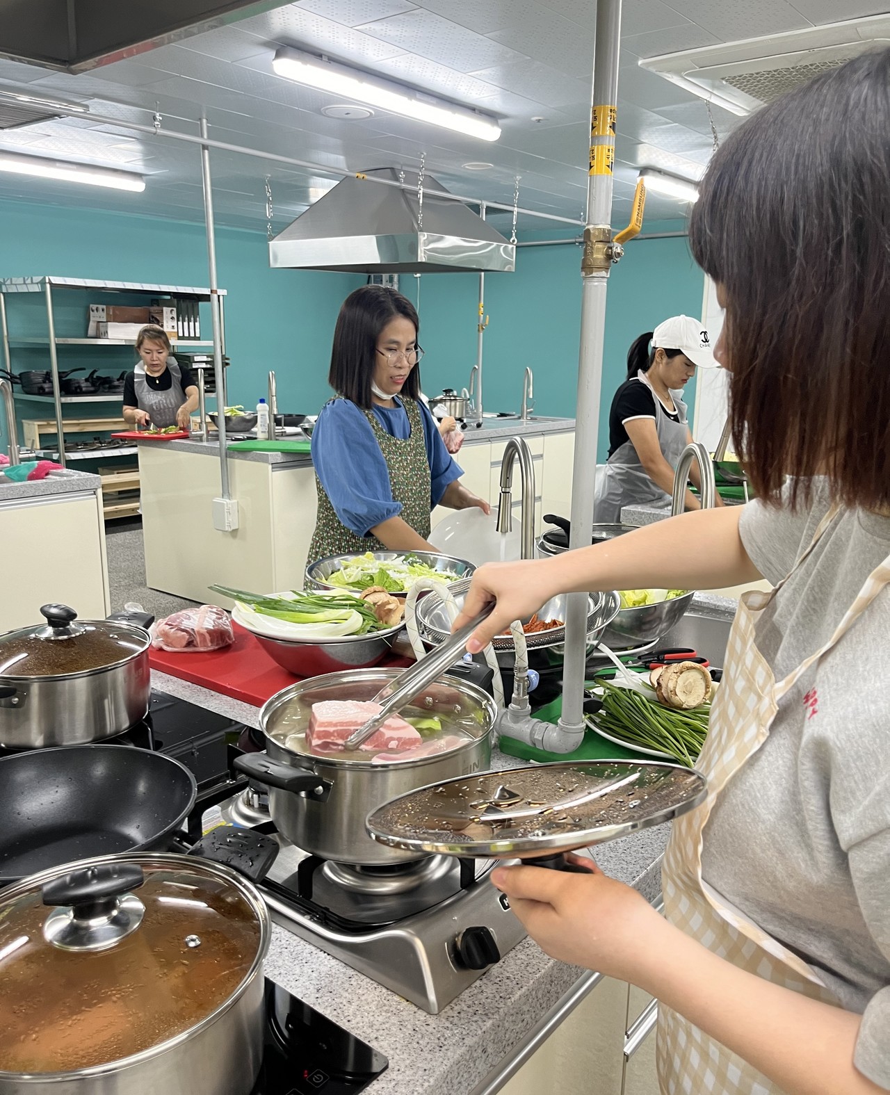 ▲ 단양에 정착한 결혼이주여성들이 한국음식을 배우고 있는 모습. 사진=단양군제공