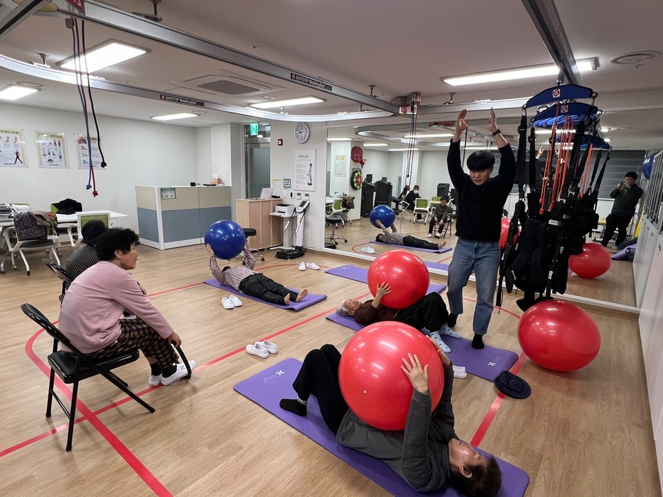 ▲청양군이 초고령사회의 새로운 돌봄 모델을 제시하며 전국적 주목을 받고 있다.(고령자 복 지주택 내 체육시설 모습)