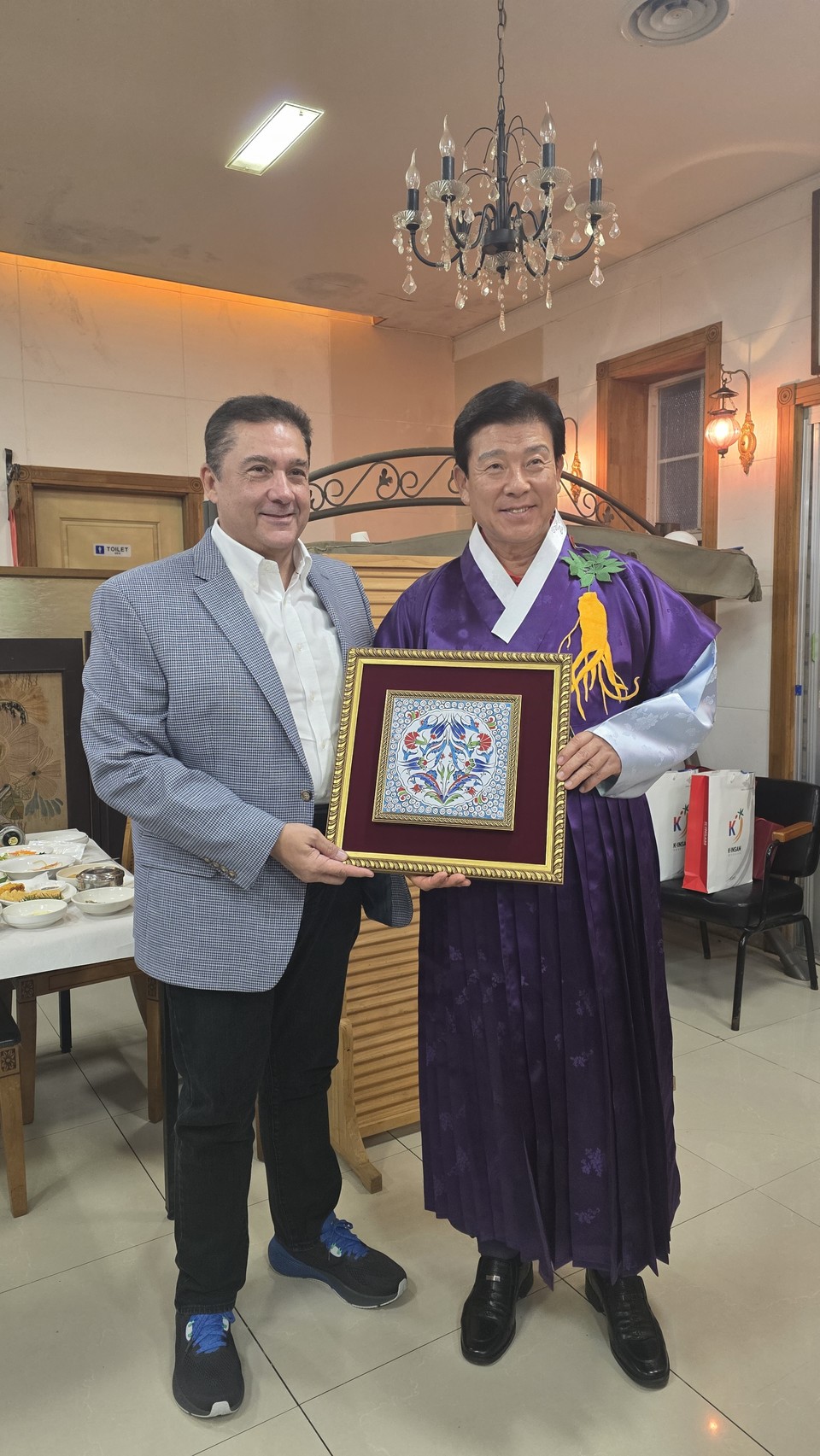 ▲ 무랏 타메르 주한 튀르키예대사가 박범인 금산군수에게 기념 액자를 전달하고 있다./금산군 제공