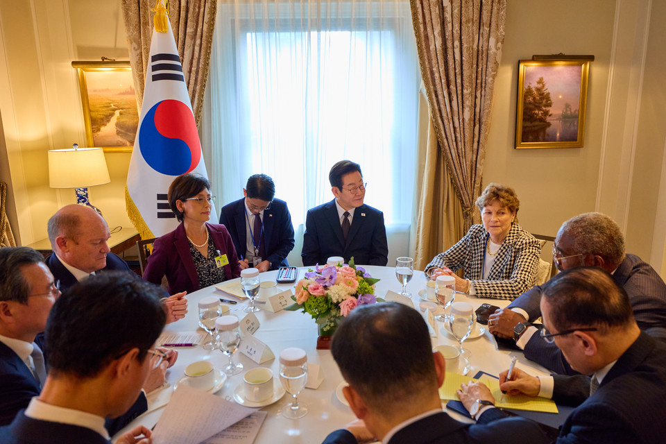 ▲ 유엔총회 참석차 미국을 방문한 이재명 대통령이 22일(현지시간) 뉴욕에서 미 상원 외교위 및 하원 외무위 소속 의원 등을 접견하고 있다 /연합뉴스