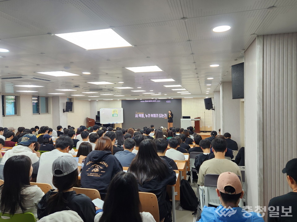 ▲ 지난 19일 국립한밭대에서 열린 ‘AI 시대의 경쟁력, 토론의 기술’ 특강에서 학생들이 중앙선거관리위원회 선거연수원 박기령 초빙교수의 강연을 듣고 있다