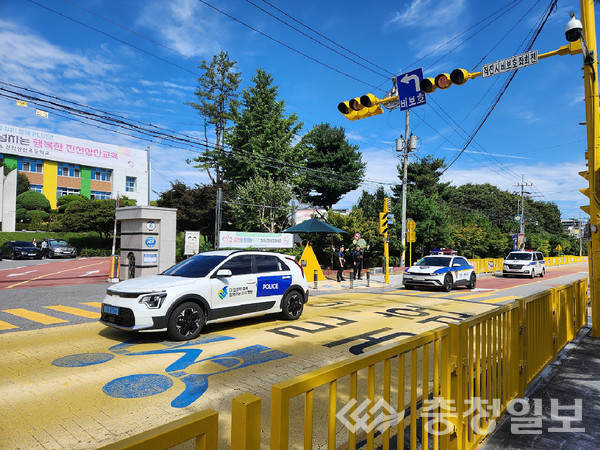 ▲ 충북 진천경찰서 경찰관과 차량이 23일 진천상산초 일원에서 ‘위력 순찰’ 활동을 벌이고 있다.