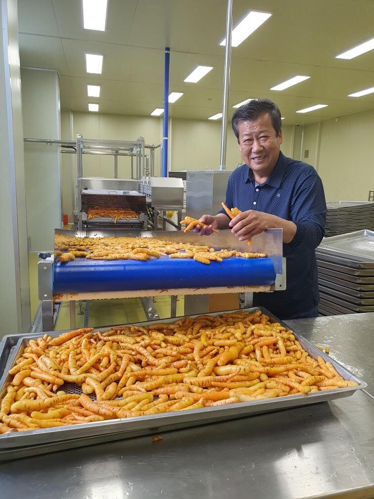 ▲ 류승인 조합장이 농산물산지유통센터(APC)에서 약용작물 세척 작업을 하고 있다.