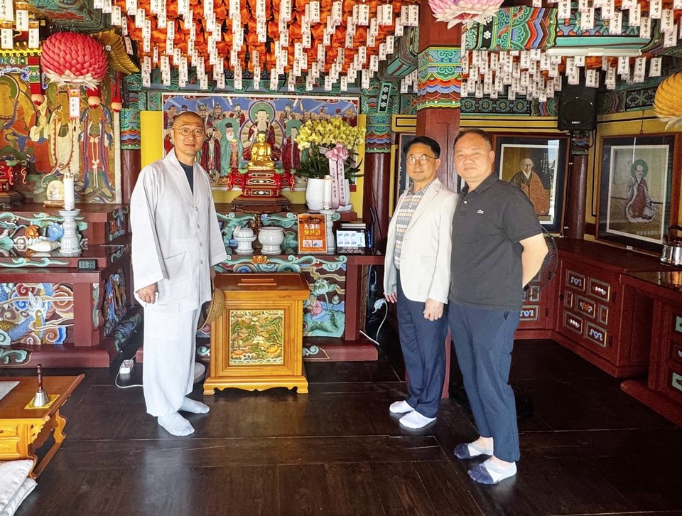 ▲ KT 하이오더 설치를 기념해 간월암 정경 주지스님(왼쪽), KT충남서부지사 이종섭 지사장(가운데), KT 직원이 기념 촬영을 하고 있다.