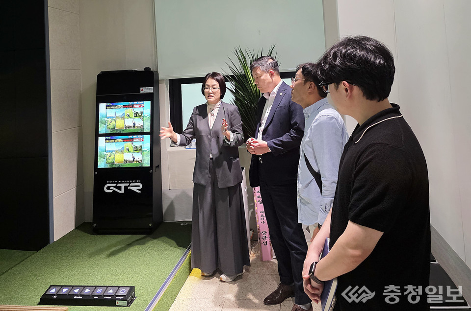 ▲ 사진 좌측에서 두 번째 여성용 부의장이 충북 단양군 단양장애인복지관을 방문해 ‘스크린 파크골프’ 시설 운영 사례를 청취하며 관계자들과 의견을 나누고 있다.