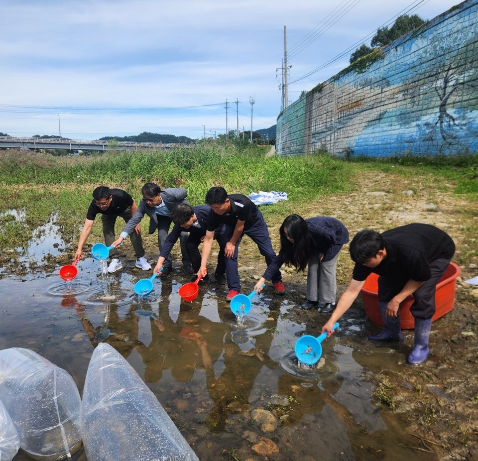 ▲ 충북도내수면산업연구소 관계자들이 23일 과신군 일대에서 동자개와 쏘가리, 붕어를 방류하고 있다.