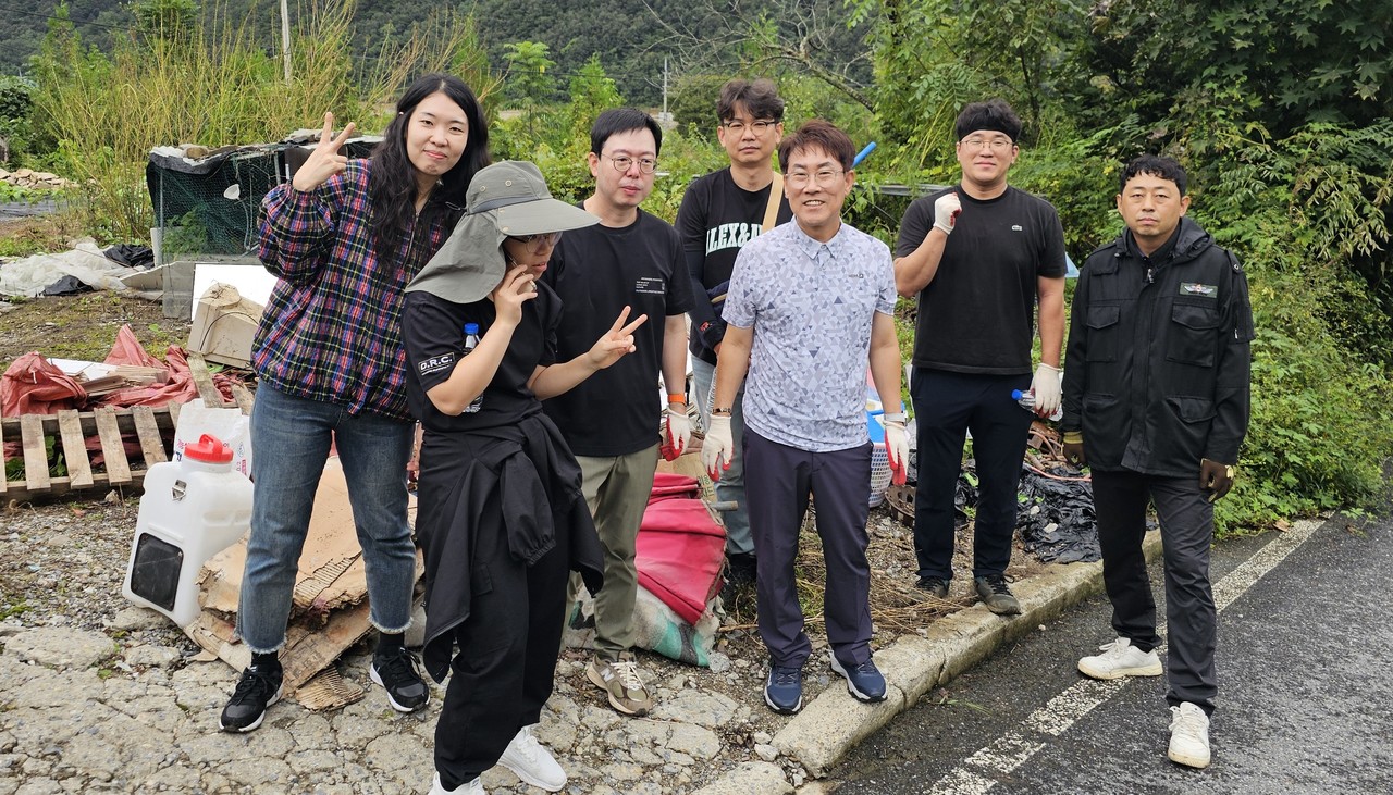 ▲ 단양군청 봉사동아리 ‘단봉회’가 봉사활동을 마치고 사진촬영을 하고 있다. 사진=단양군제공