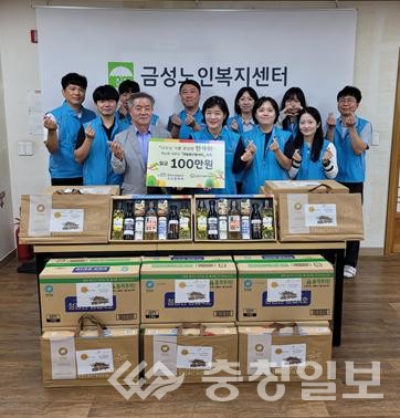 ▲ 한국수자원공사 수도관리처 물사랑나눔단 직원들이 추석을 맞아 대전 동구 금성노인복지센터를 방문해 후원금을 전달하고 있다