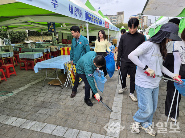 ▲ 충북 진천군 공직자들이 24일 진천읍 백곡천 일원에서 환경정화 활동을 벌이고 있다.